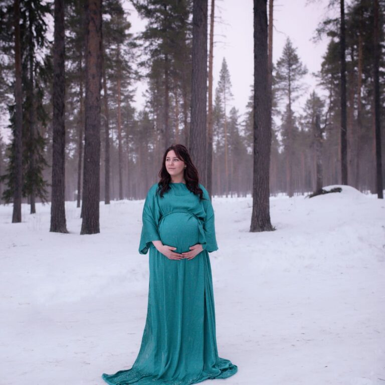 Gravidfotografering i sagolik stil utomhus av Nalta Foto – naturliga och tidlösa gravidporträtt