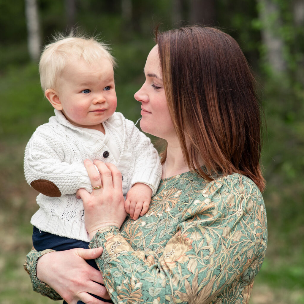 En mamma står och håller sin lille son i famnen, en bild som kommer ge glädje under många år framöver