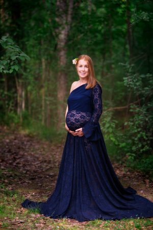 Gravid kvinna i m&ouml;rkbl&aring; assymetrisk gravidkl&auml;nning fr&aring;n "Rosa Amour couture" i spets